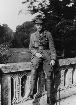 Lieutenant Bill King, at Versailles in France, September 1915; photo courtesy of his daughter, Professor C. A. M. King (from Rose & Rosenbaum 1993)